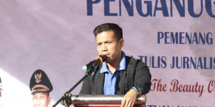Bupati Bengkalis Serahkan Hadiah kepada Pemenang LKTJ dan Fotografi PWI