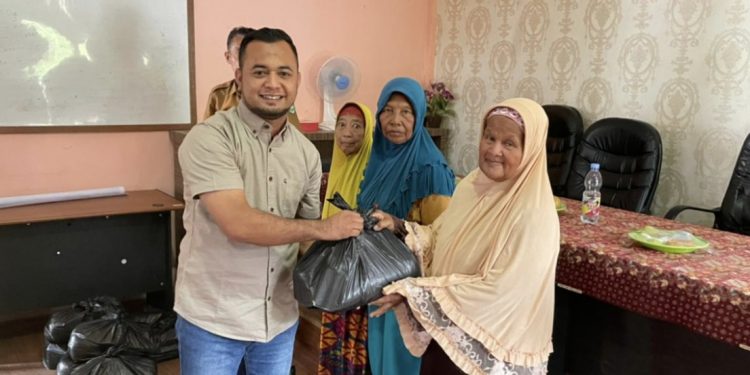 PWI Bengkalis Bagikan Bapokting di Siak Kecil, Camat Berikan Apresiasi