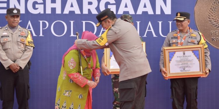 Bupati Kasmarni Terima Penghargaan Forkopimda Terbaik Dari Kapolda Riau