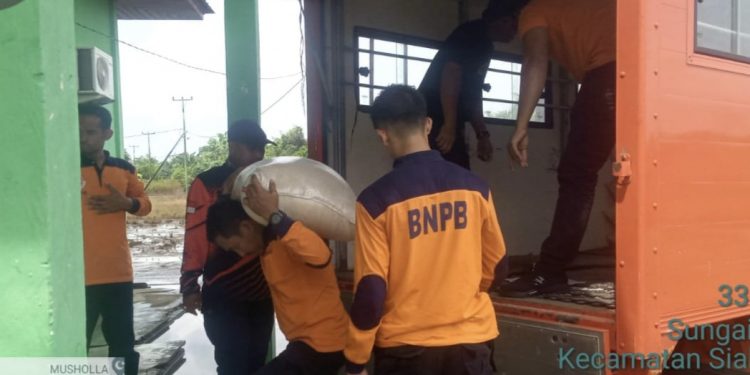 BPBD Bengkalis, Dinsos dan Dinas Pangan Salurkan Beras ke Korban Banjir