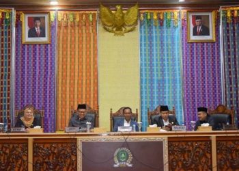 Ketua DPRD Kabupaten Bengkalis H. Khairul Umam didampingi Wakil Ketua I Syahrial, Wakil Ketua II Sofyan dan Wakil Ketua III Syaiful Ardi memimpin rapat paripurna pengesahan Ranperda Pajak dan Retribusi Daerah menjadi Perda. Bupati Bengkalis Kasmarni hadir