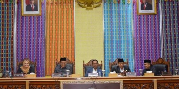 Ketua DPRD Kabupaten Bengkalis H. Khairul Umam didampingi Wakil Ketua I Syahrial, Wakil Ketua II Sofyan dan Wakil Ketua III Syaiful Ardi memimpin rapat paripurna pengesahan Ranperda Pajak dan Retribusi Daerah menjadi Perda. Bupati Bengkalis Kasmarni hadir