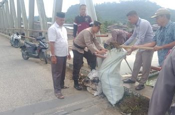Melalui Jum’at Curhat, Kapolsek Sultan Daulat Beserta Muspika Sosialisasikan Pembersihan Sampah Sungai Lae Sokhaya