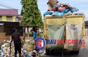 Suasana Hujan Guyur Kota Langsa Petugas DLH Tetap Angkat Sampah