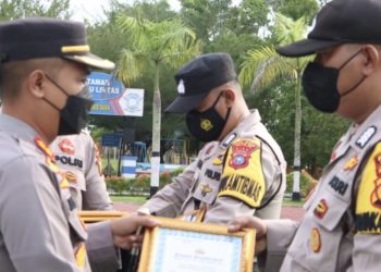 2 Bhabinkamtibmas Polsek Tualang Dapat Penghargaan Dari Kapolres Siak