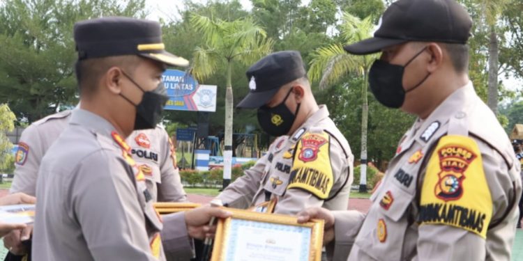 2 Bhabinkamtibmas Polsek Tualang Dapat Penghargaan Dari Kapolres Siak