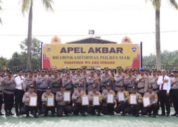 Apel Akbar Bhabinkamtibmas, Kapolres Siak Berikan Penghargaan Berprestasi