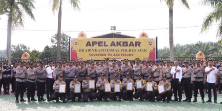 Apel Akbar Bhabinkamtibmas, Kapolres Siak Berikan Penghargaan Berprestasi