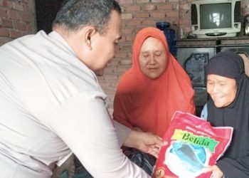Sambangi Rumah Nenek Rusmini, Unit Binmas Polsek Tualang Serahkan Sembako
