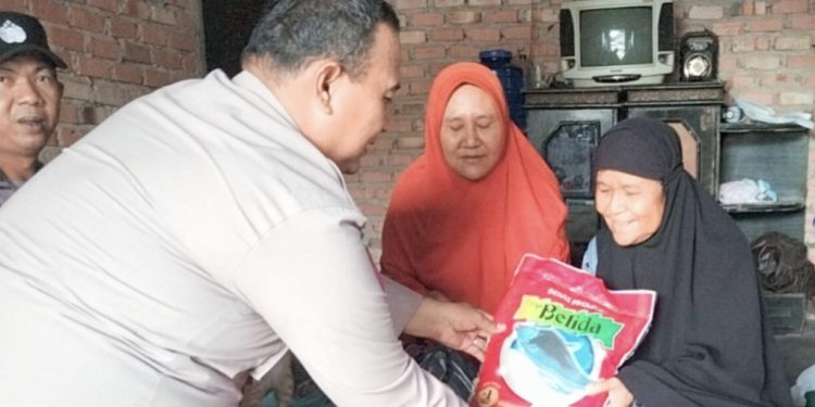 Sambangi Rumah Nenek Rusmini, Unit Binmas Polsek Tualang Serahkan Sembako