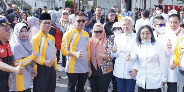 Bupati Rohil Lepas Ratusan Peserta Jalan Santai Kerukunan Sempena Hari Amal Bakti ke-77