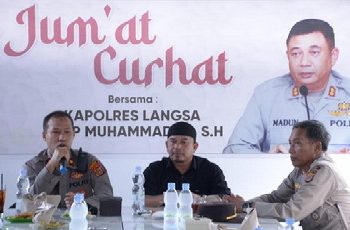 Bertempat di Habibie Kupi, Wakapolres Langsa, Pimpin Jumat Curhat Bersama Masyarakat Gampong