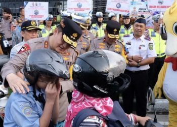 Ops Keselamatan LK 2023, Bagikan Helm, Kapolda Riau: Utamakan Keselamatan