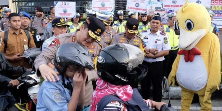 Ops Keselamatan LK 2023, Bagikan Helm, Kapolda Riau: Utamakan Keselamatan