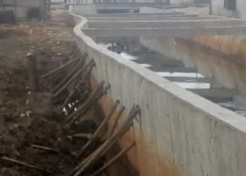 Pekerjaan Tidak Sempurna, Drainase Alue Dua Tahun 2022 Dinding Drainase Disangga Kayu Lapuk