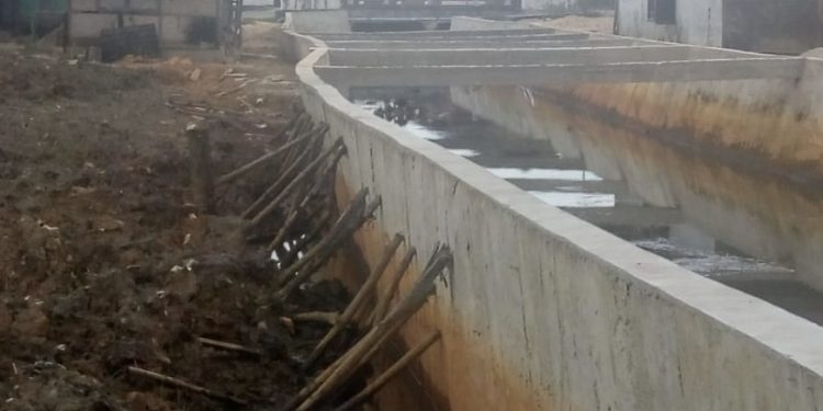 Pekerjaan Tidak Sempurna, Drainase Alue Dua Tahun 2022 Dinding Drainase Disangga Kayu Lapuk