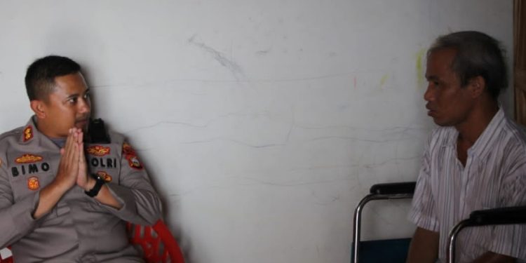 Wujud Kepedulian ke Anggota, Kapolres Bengkalis Jenguk Anggota Yang Sakit