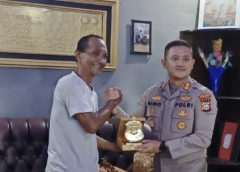 Kapolres Bengkalis Jenguk Personil Yang Sedang Sakit, Berikan Motivasi dan Semangat Untuk Sehat