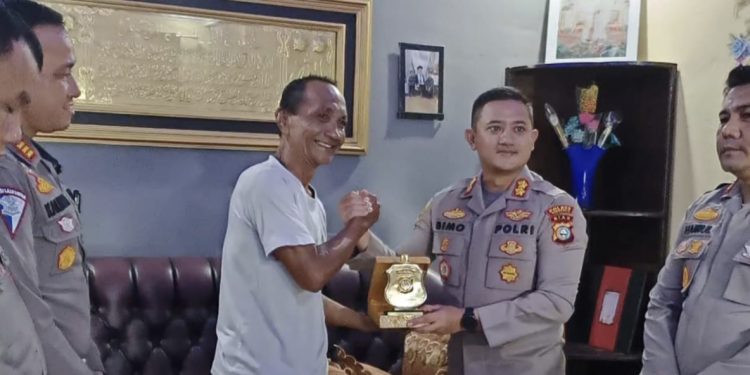 Kapolres Bengkalis Jenguk Personil Yang Sedang Sakit, Berikan Motivasi dan Semangat Untuk Sehat