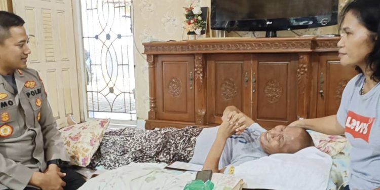 Berikan Motivasi dan Semangat Kapolres Bengkalis Jenguk Personil Yang Sakit 