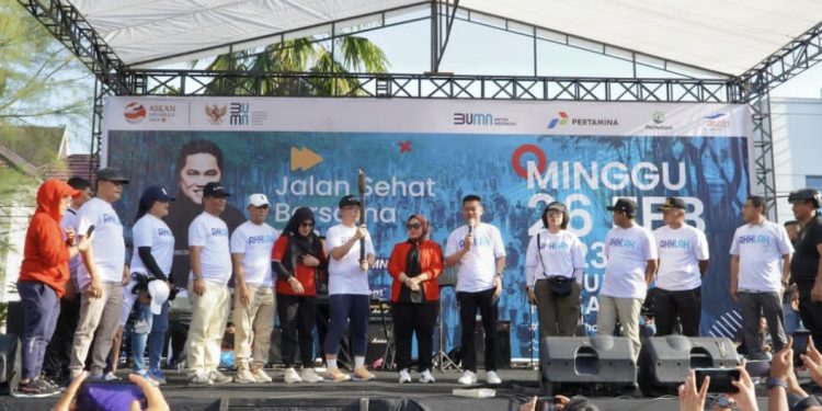Dihadiri Ribuan Peserta, Bupati Rohil Lepas Jalan Sehat Bersama BUMN