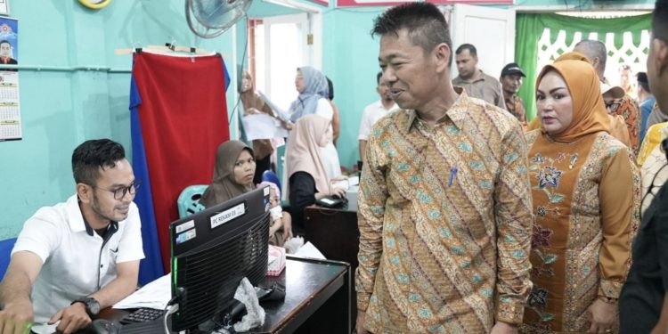 Pastikan Pelayanan, Bupati Rohil Pantau Perekaman e-KTP di Tanjung Medan