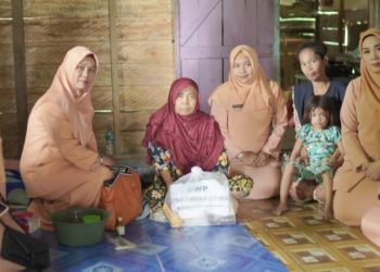 Peduli Sesama, DWP Diskominfotiks Bagikan Sembako ke Warga Kurang Mampu