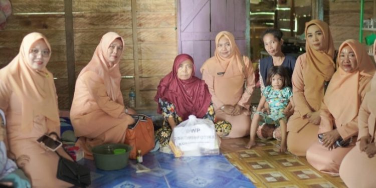Peduli Sesama, DWP Diskominfotiks Bagikan Sembako ke Warga Kurang Mampu