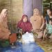Peduli Sesama, DWP Diskominfotiks Bagikan Sembako ke Warga Kurang Mampu