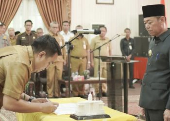 Serahkan Ratusan SK PNS, Bupati Rohil: PNS Harus Lebih Giat Bekerja