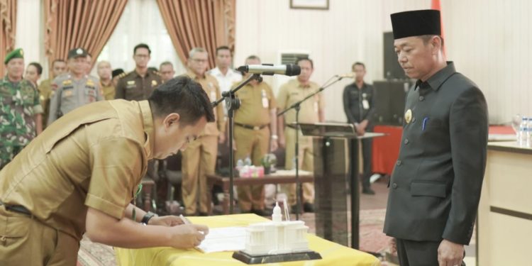 Serahkan Ratusan SK PNS, Bupati Rohil: PNS Harus Lebih Giat Bekerja