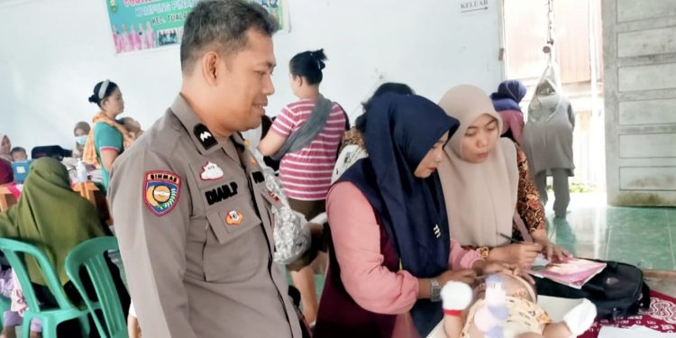 Dampingi Tim Nakes, Polsek Tualang Sukseskan PIN Polio 2023
