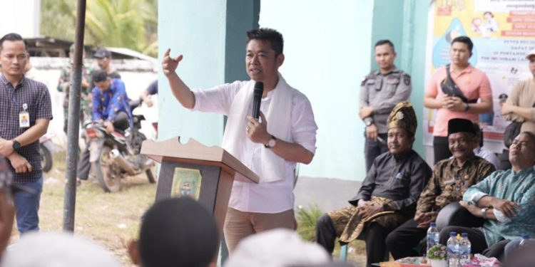 Afrizal Sintong Tinjau Imunisasi Polio dan Serahkan Bantuan Sembako di Pekaitan  