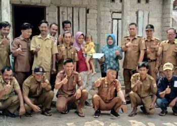 Kades Tiyuh Terang Mulya dan BPT Berikan Bantuan ke Warga Yang Rumahnya Tersambar Petir