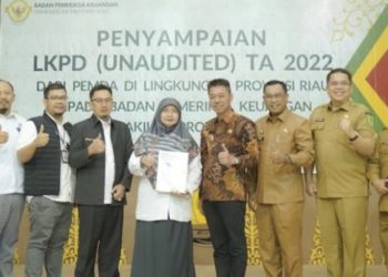 Afrizal Sintong Serahkan LKPD Unaudited ke BPK Riau