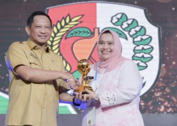 Bupati Kasmarni Terima Penghargaan UHC Award 2023