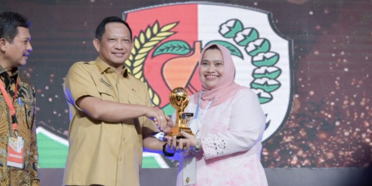 Bupati Kasmarni Terima Penghargaan UHC Award 2023