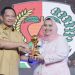 Bupati Kasmarni Terima Penghargaan UHC Award 2023