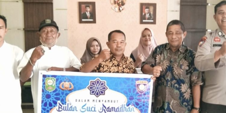 Bentuk PAM Swakarsa Bersama Bhabinkamtibmas, Desa Pinang Sebatang Timur Gelar Patroli Di Ramadhan 2023
