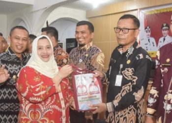 Tekan Inflasi, Bupati Bengkalis Salurkan 100.000 Paket Sembako Untuk Warga Kurang Mampu 