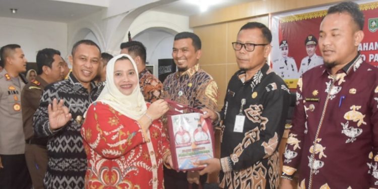 Tekan Inflasi, Bupati Bengkalis Salurkan 100.000 Paket Sembako Untuk Warga Kurang Mampu