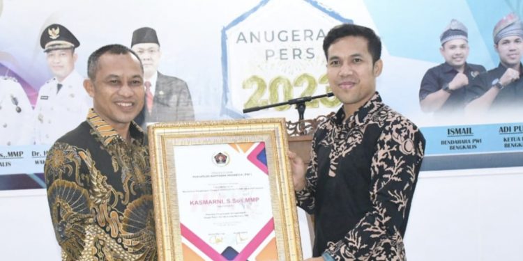 Sempena HPN, Wabup Bengkalis Terima Penghargaan Dari PWI