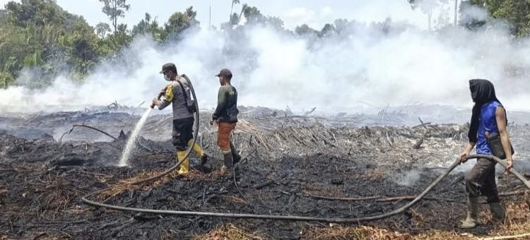 2 Hari Padamkan Karhutla, Kapolres Bengkalis dan Tim Pantang Pulang Sebelum Padam