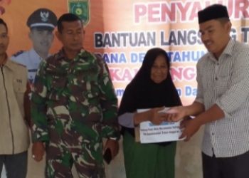 Kades Pasir Belo Salmunis Salurkan BLT ADD 2023 ke Penerima Manfaat