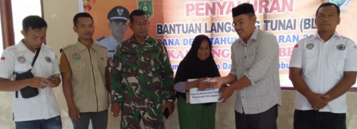 Kades Pasir Belo Salmunis Salurkan BLT ADD 2023 ke Penerima Manfaat