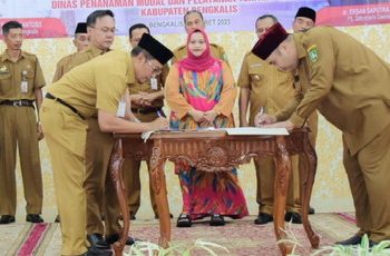 Disaksikan Bupati Kasmarni, Kepala Dinas PUPR Ardiansyah Tandatangan Serah Terima Gedung MPP