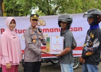 Polres Langsa Bagikan 125 Paket Sembako Untuk Warga Terdampak Kenaikan Harga