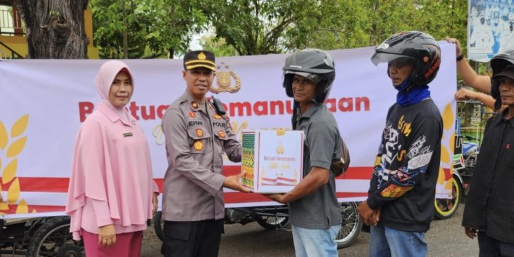 Polres Langsa Bagikan 125 Paket Sembako Untuk Warga Terdampak Kenaikan Harga