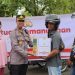 Polres Langsa Bagikan 125 Paket Sembako Untuk Warga Terdampak Kenaikan Harga