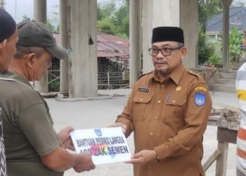 Penjabat Walikota Langsa Serahkan Bantuan Pembangunan Mesjid